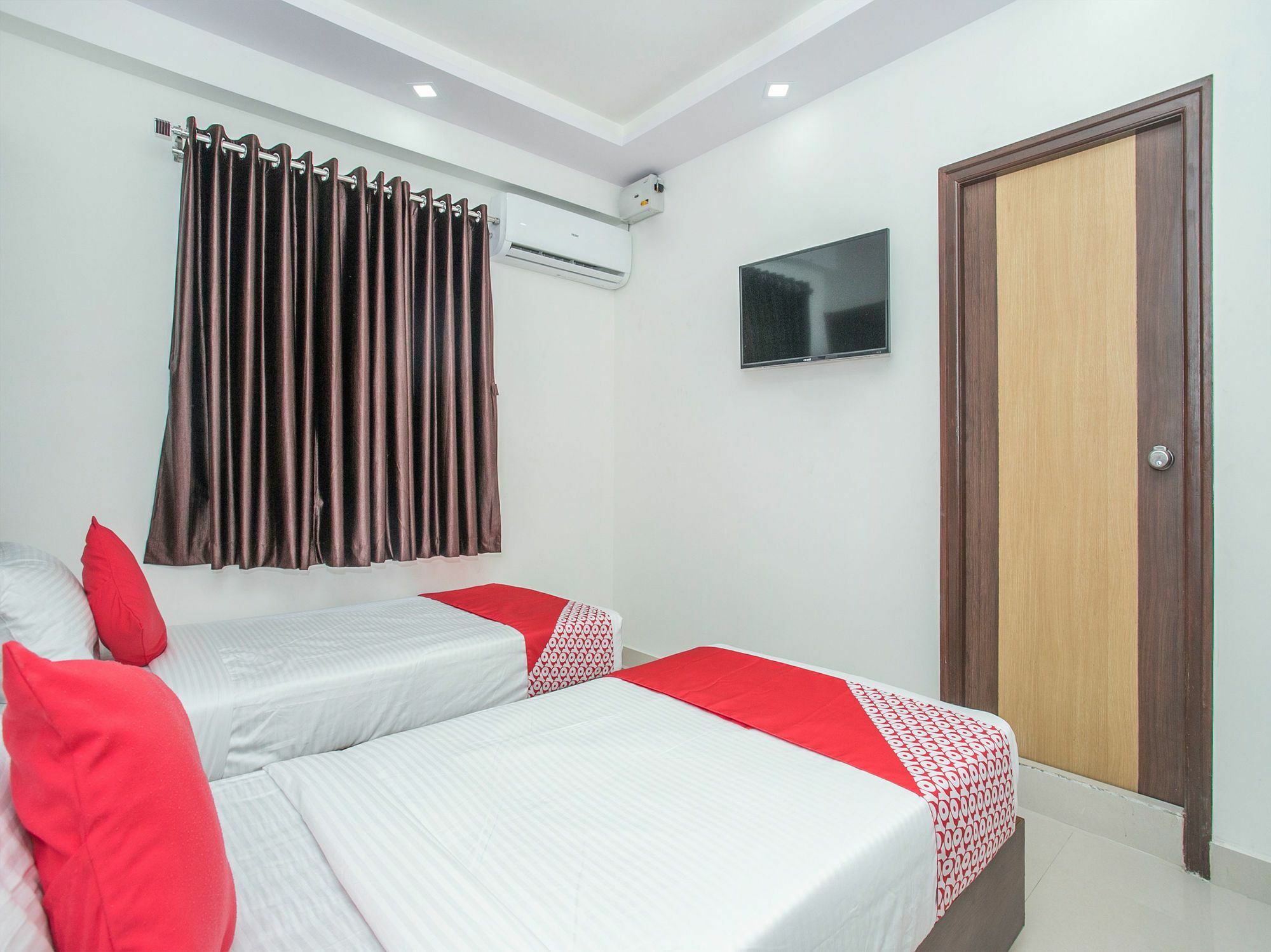 Oyo 12544 Varcity Twin Towers Hotel