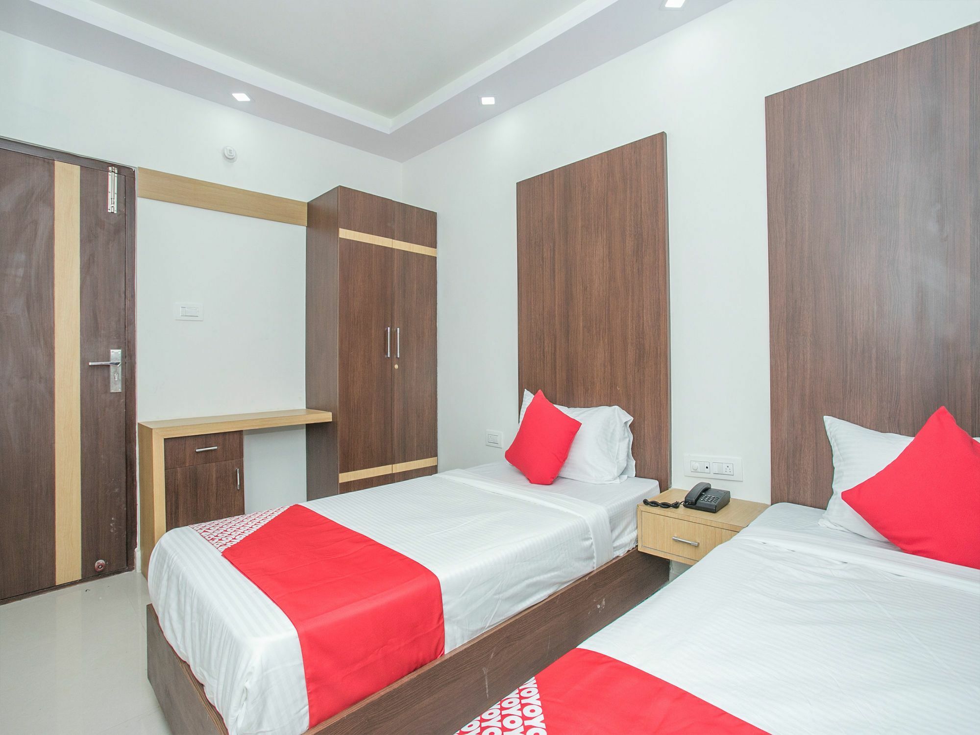 Oyo 12544 Varcity Twin Towers Hotel 3*