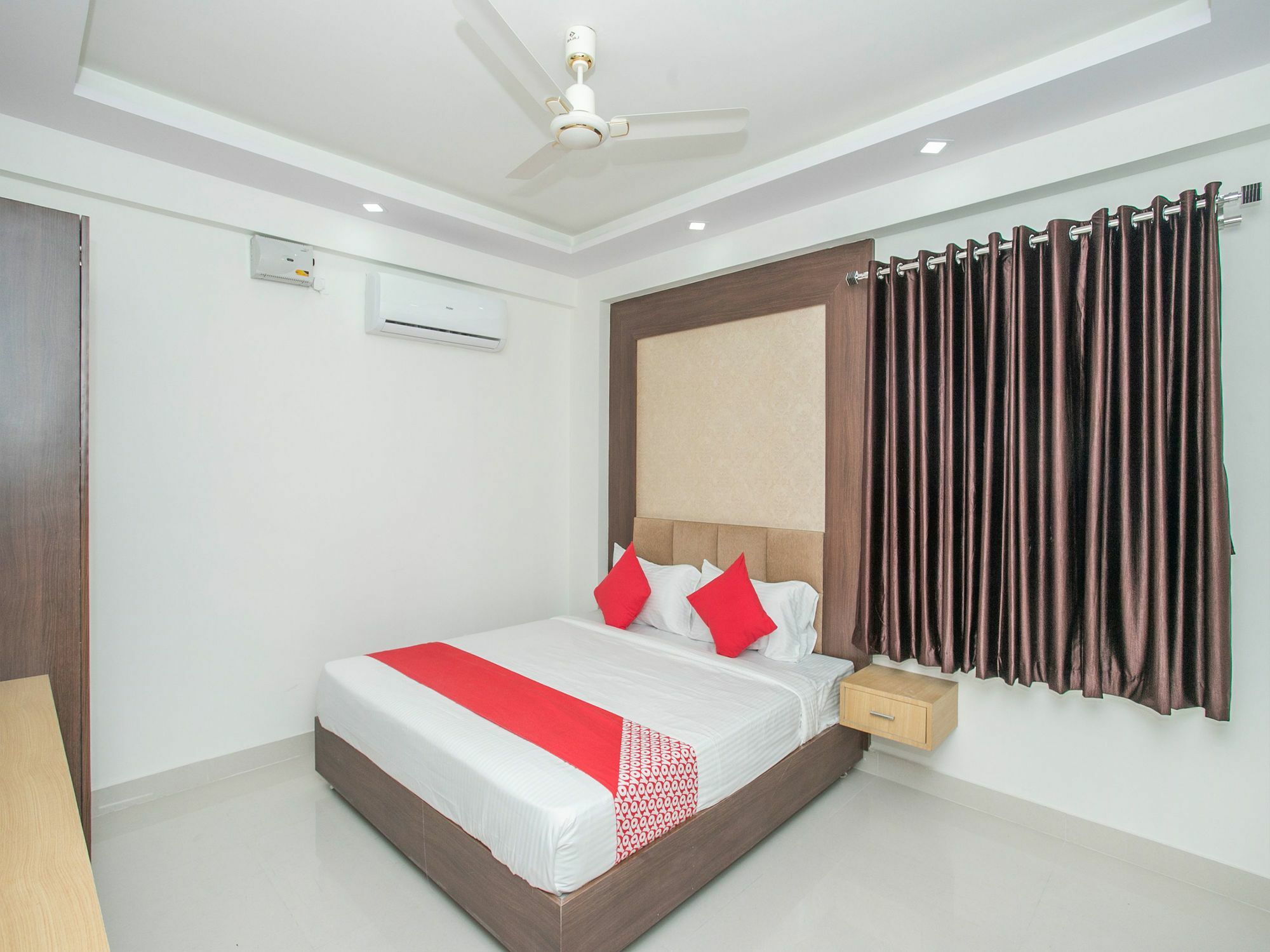Oyo 12544 Varcity Twin Towers Hotel