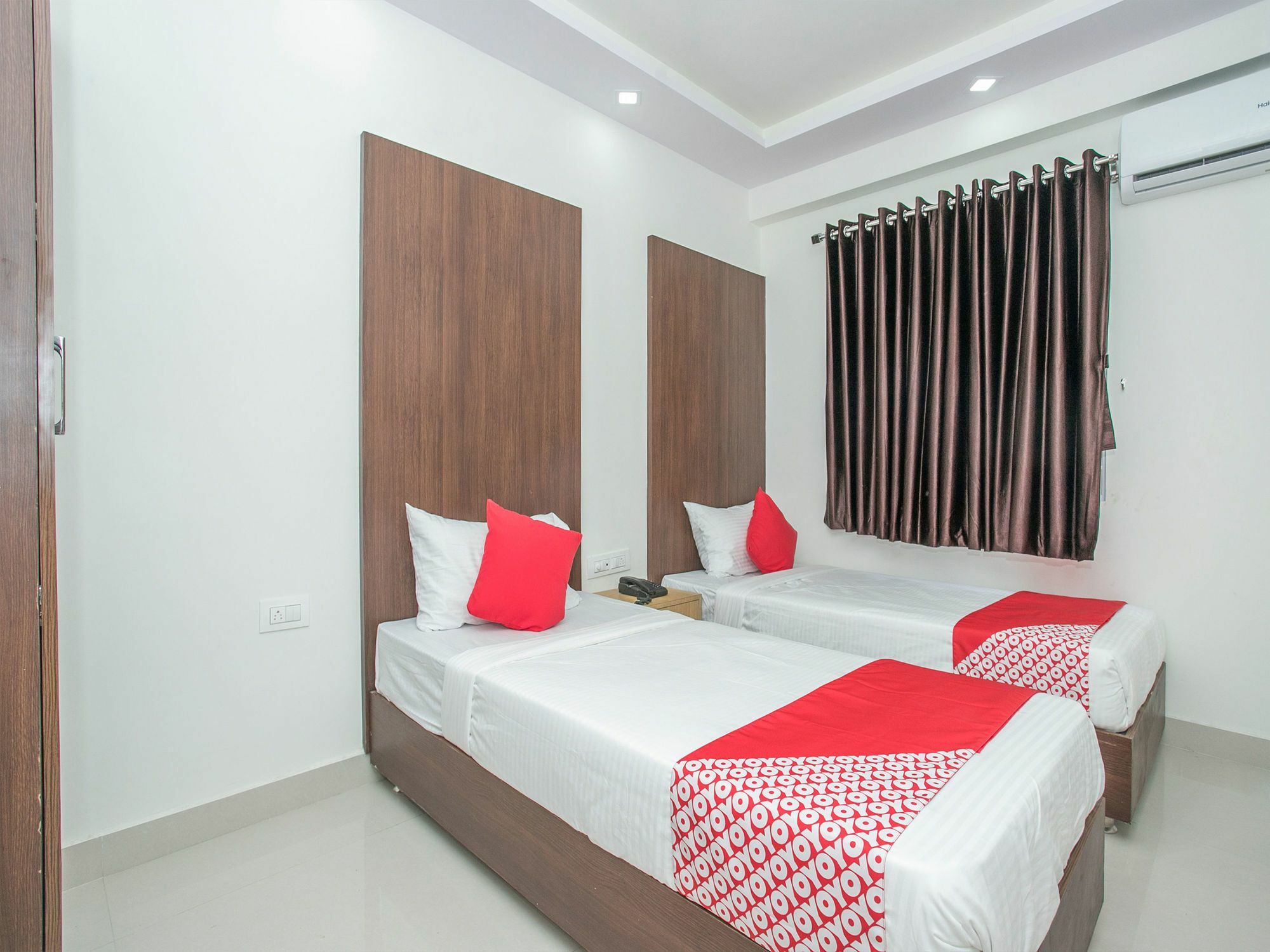 Oyo 12544 Varcity Twin Towers 3*