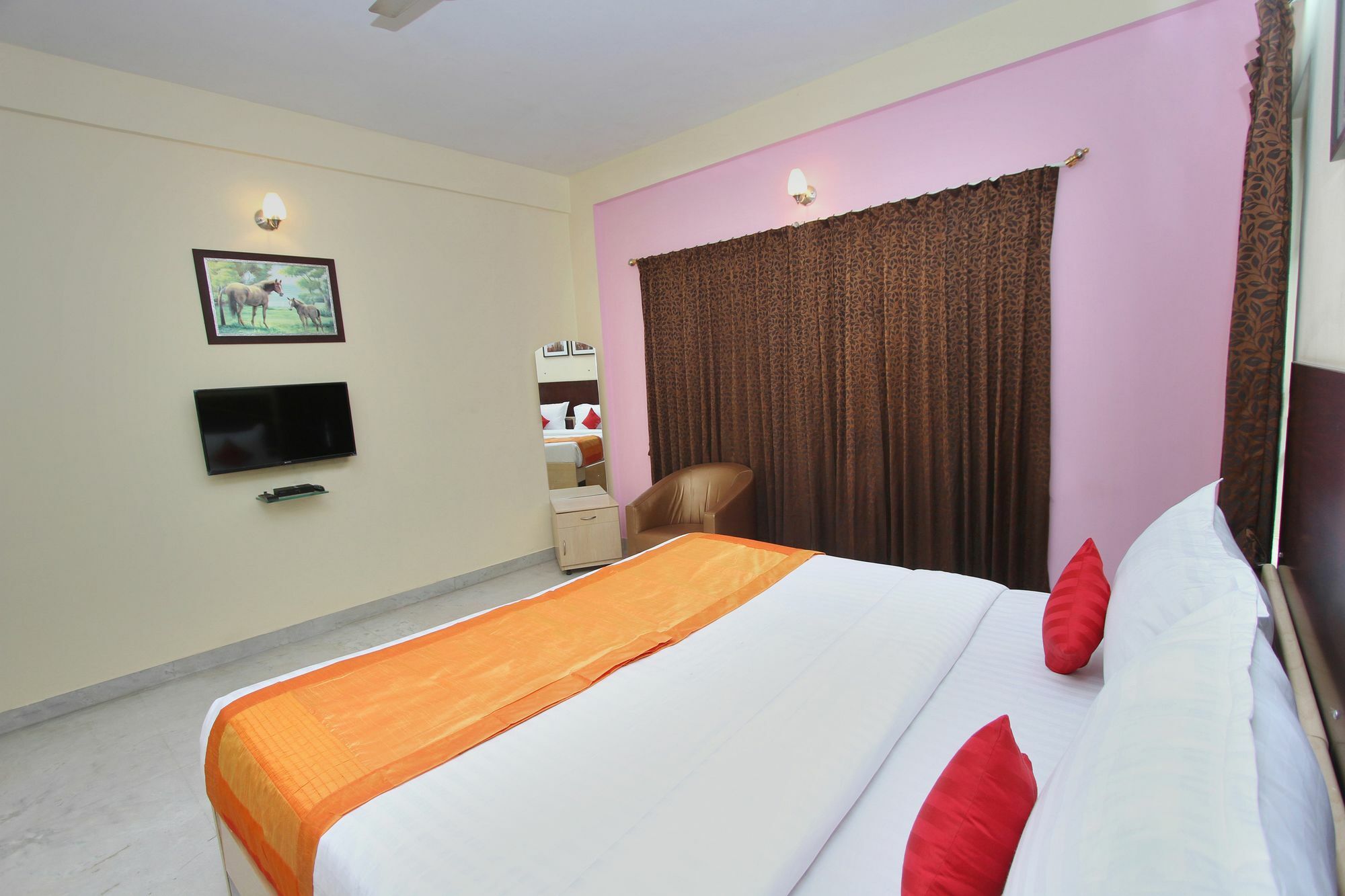 Capital O 5379 The Roy Grand Hotel