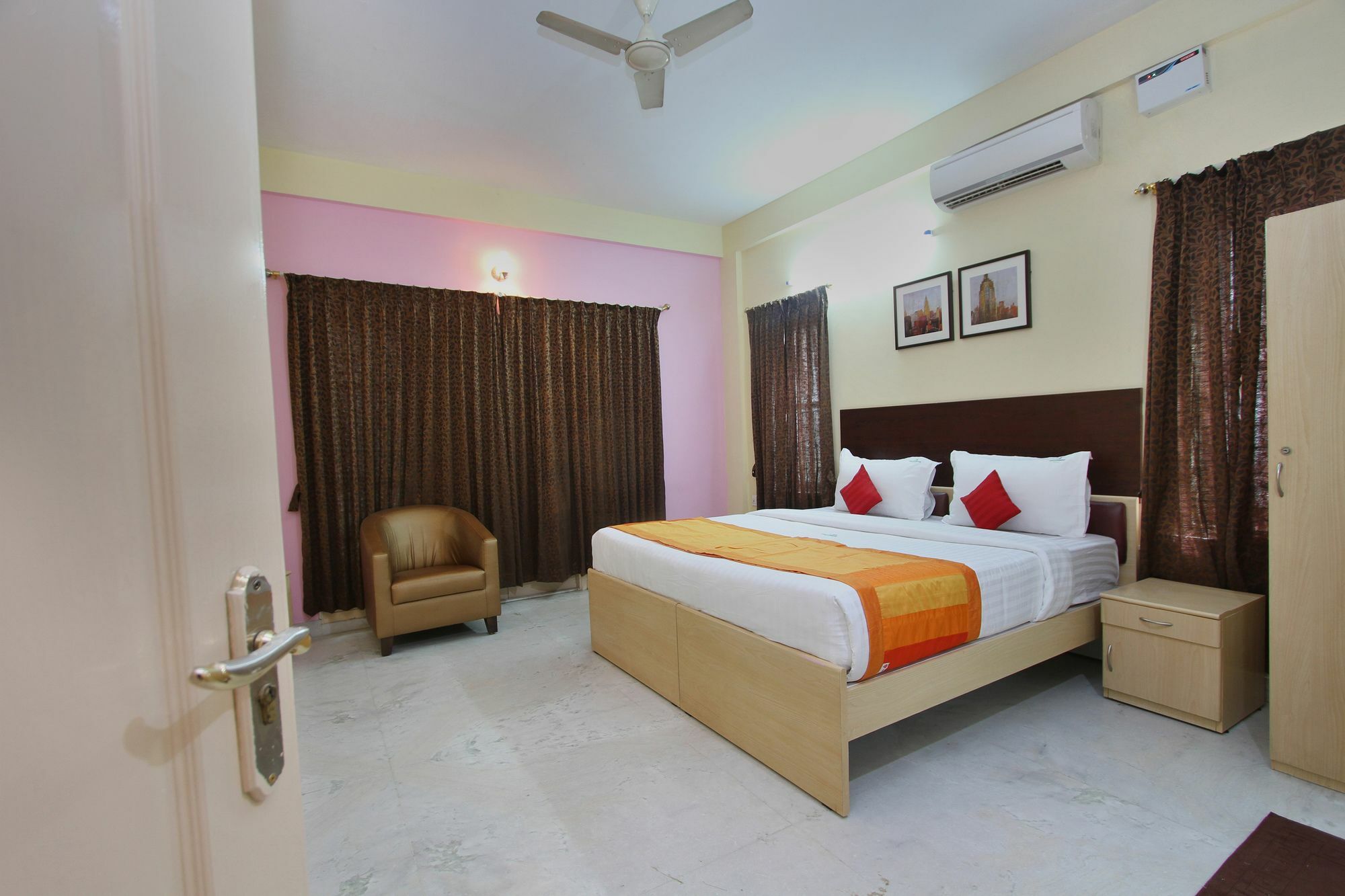 Capital O 5379 The Roy Grand Hotel 3*