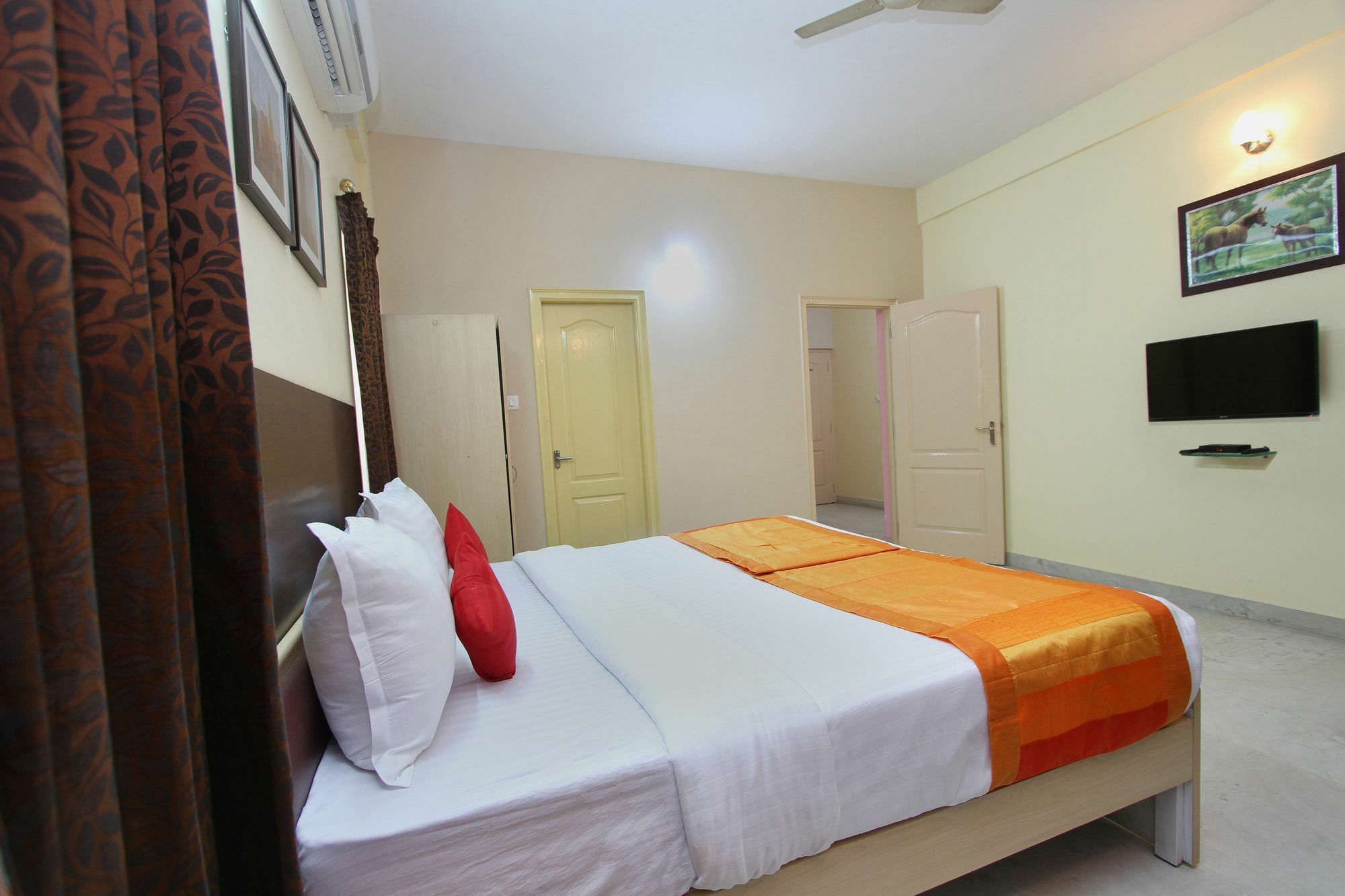 Capital O 5379 The Roy Grand Bangalore