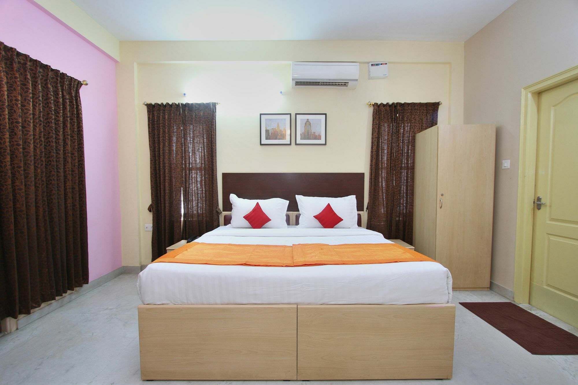 Capital O 5379 The Roy Grand Hotel