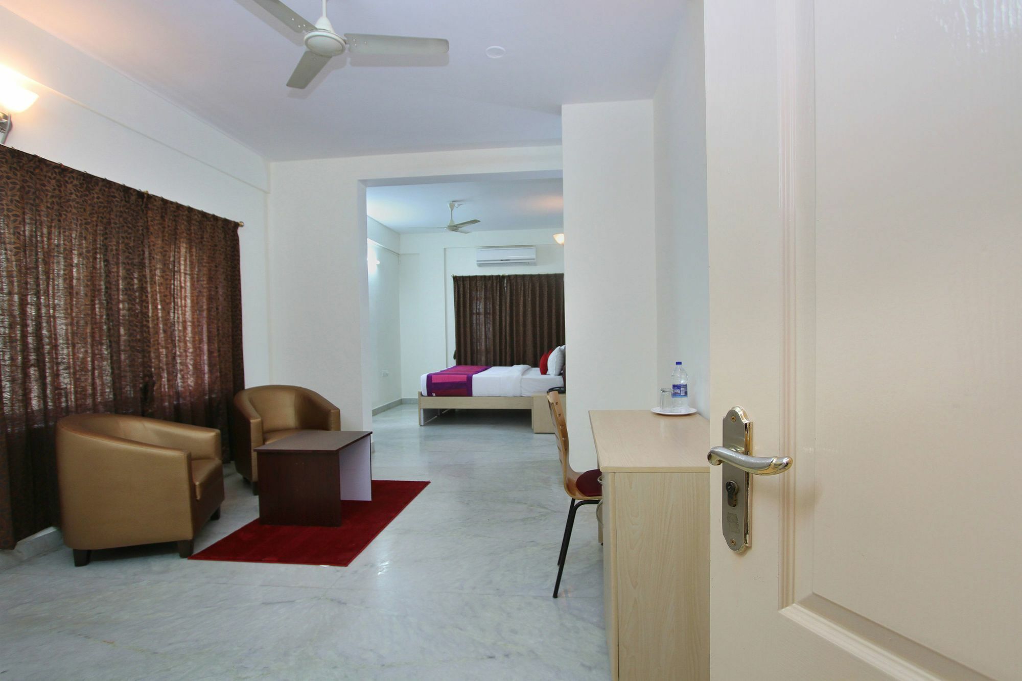 Hotel Capital O 5379 The Roy Grand