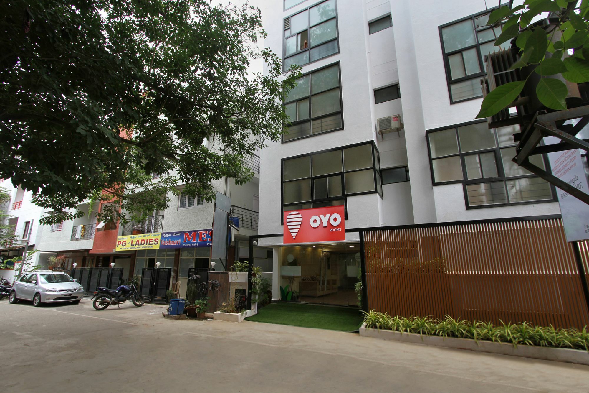 Capital O 5379 The Roy Grand 3* Bangalore