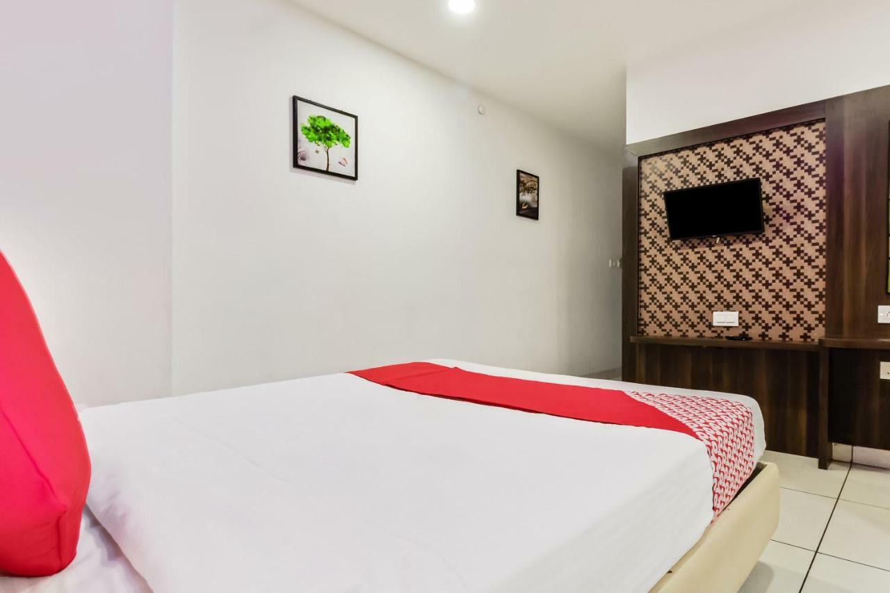 Oyo 30525 Dwarka Grand 3* Bangalore