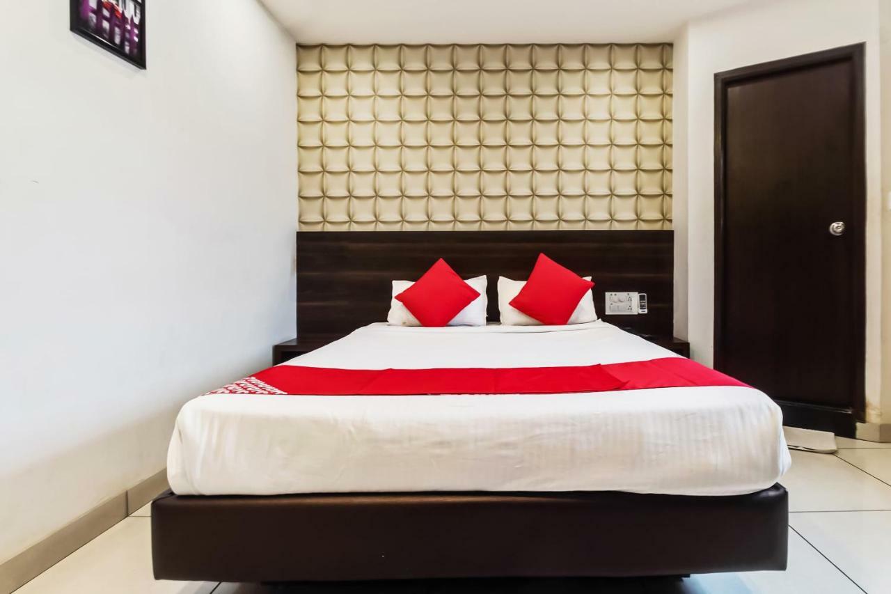 Oyo 30525 Dwarka Grand Hotel 3*