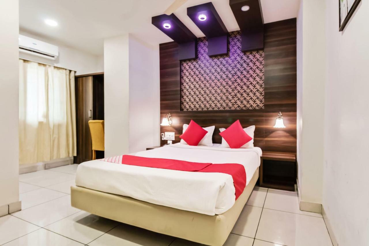 Oyo 30525 Dwarka Grand 3*