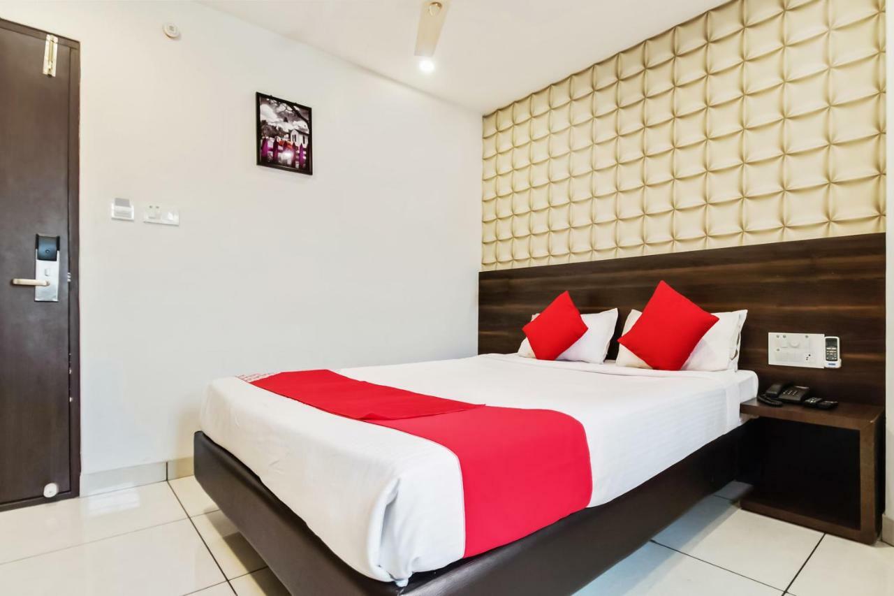 Oyo 30525 Dwarka Grand Hotel