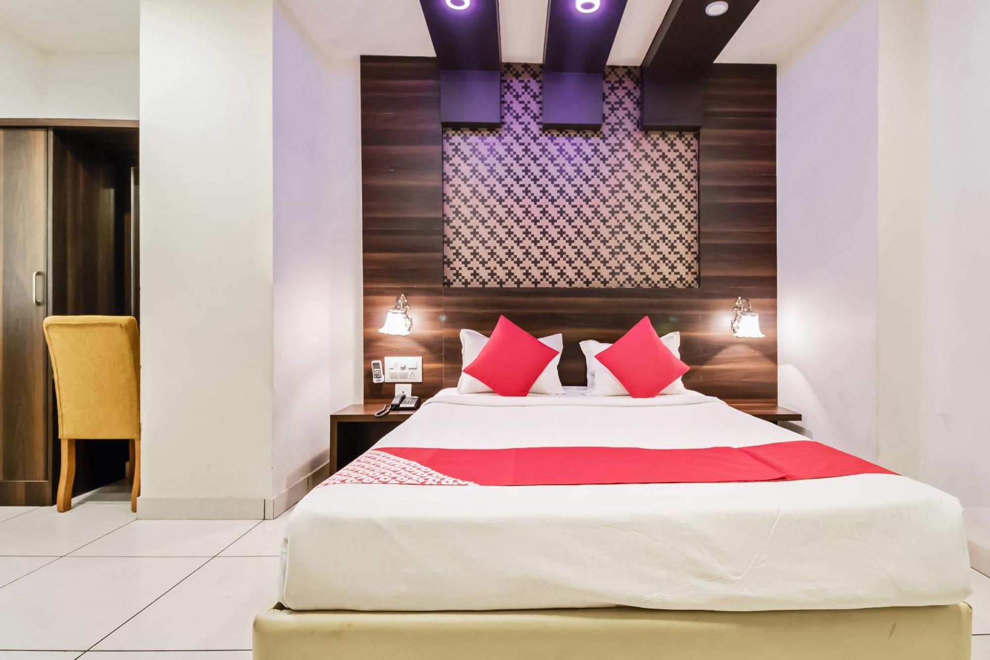 Oyo 30525 Dwarka Grand Hotel 3*