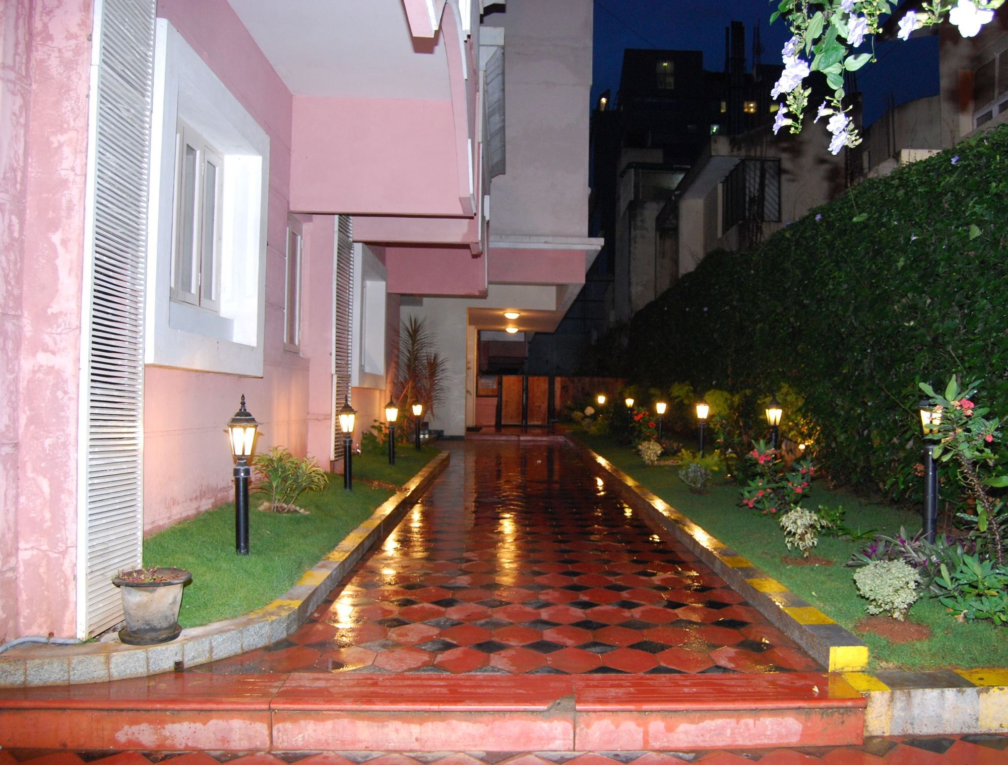 Sterling Living Space - Residency Road *