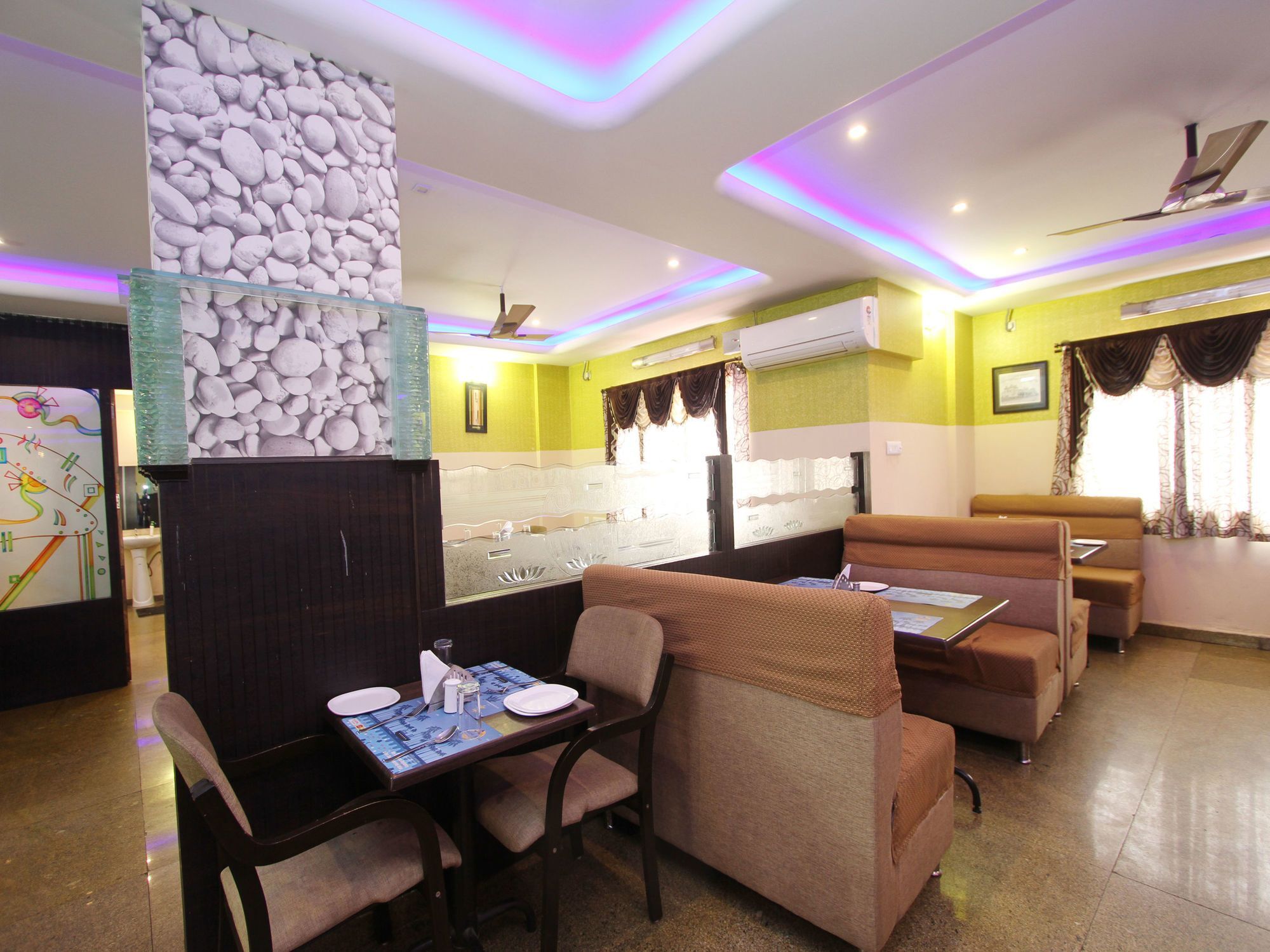 Hotel Super Collection O Goyal Residency