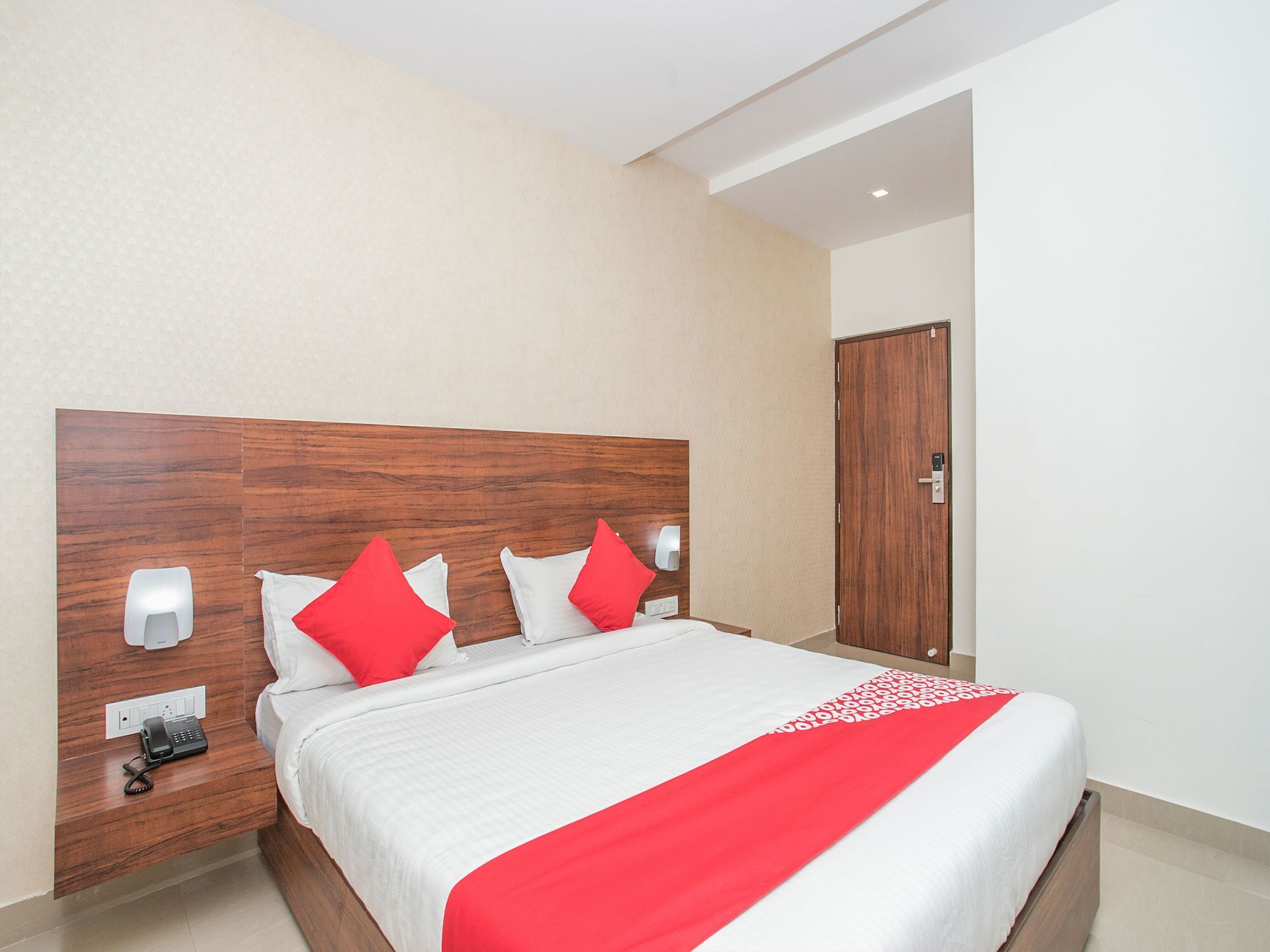 Oyo 15865 Passport Hotel