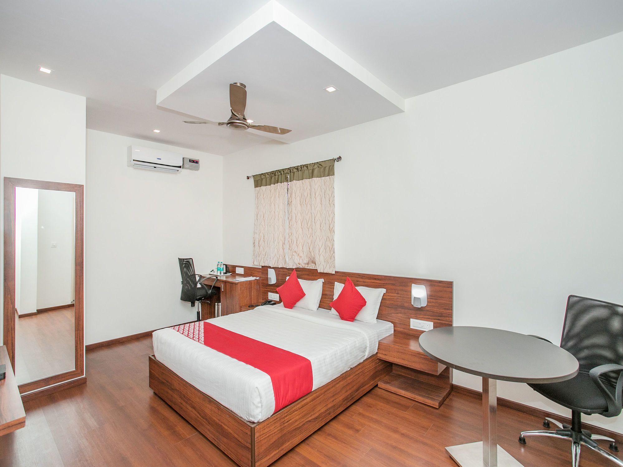 Oyo 15865 Passport Hotel