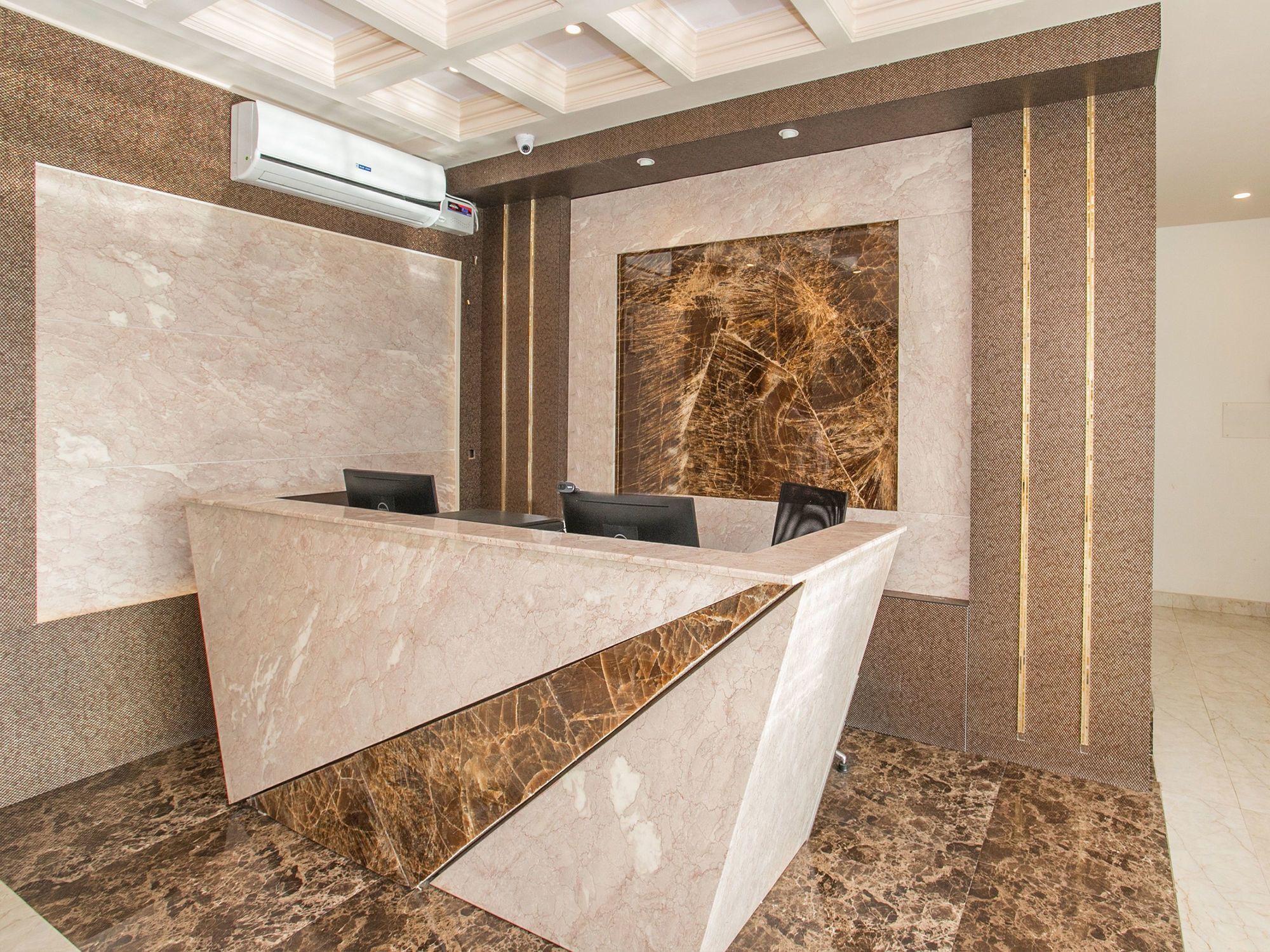 Oyo 15865 Passport Hotel 3*