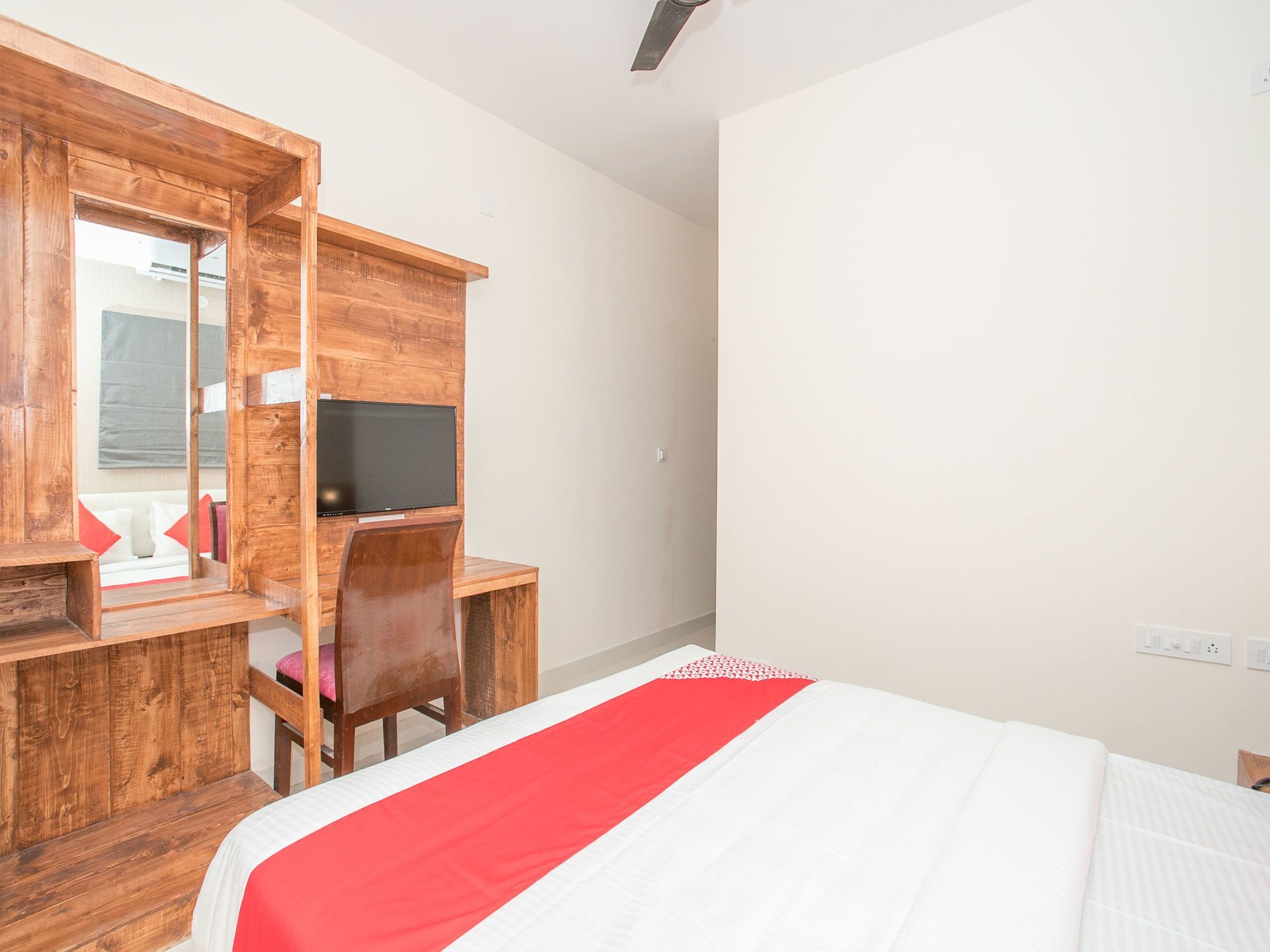 Hotel Oyo 12045 Dollars Nest