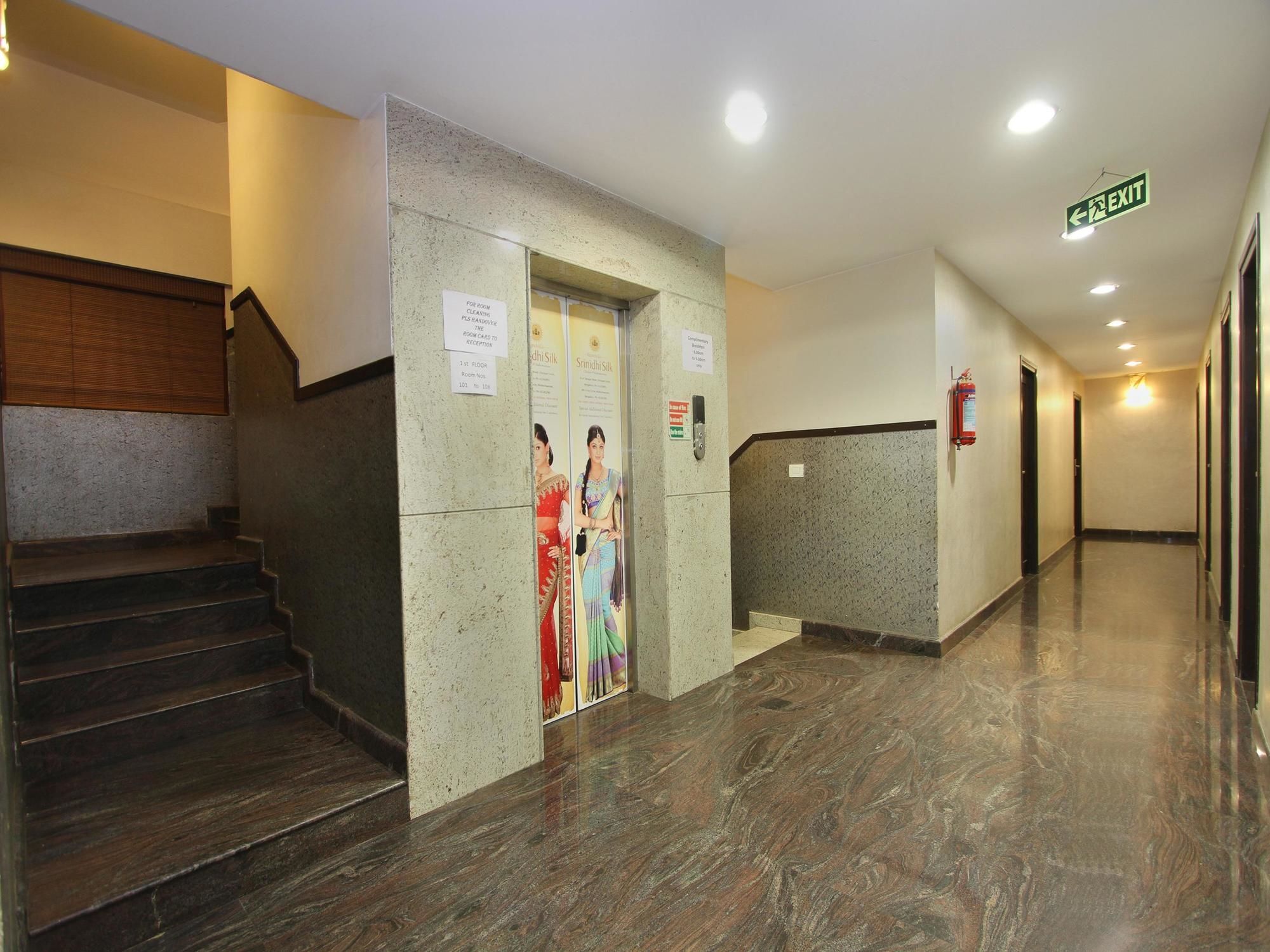 Hotel Oyo 435 Amshi International 3*