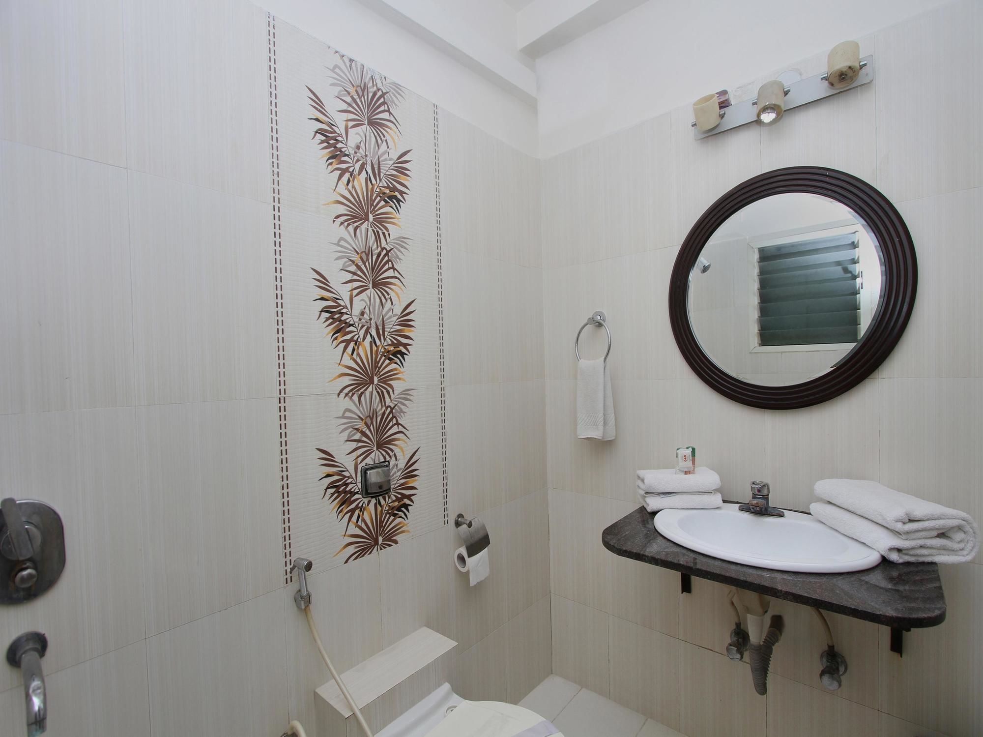 Hotel Oyo 435 Amshi International 3*