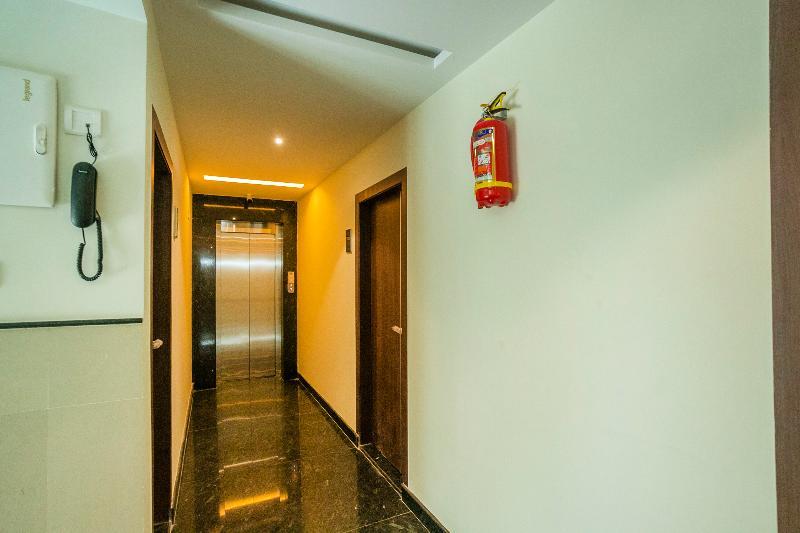 Capital O 13184 Savi International Hotel