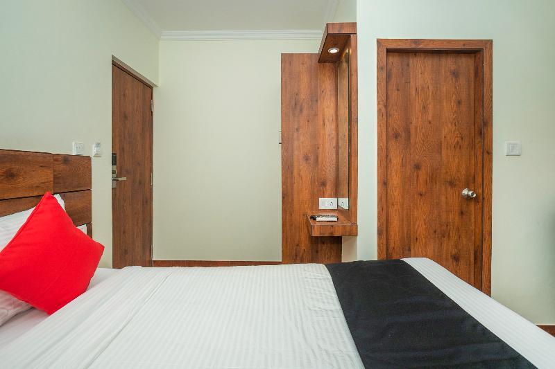 Capital O 13184 Savi International Hotel