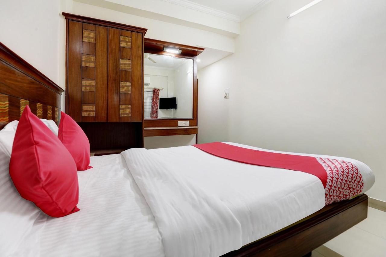 Hotel Oyo 38662 Snt Comforts 3*