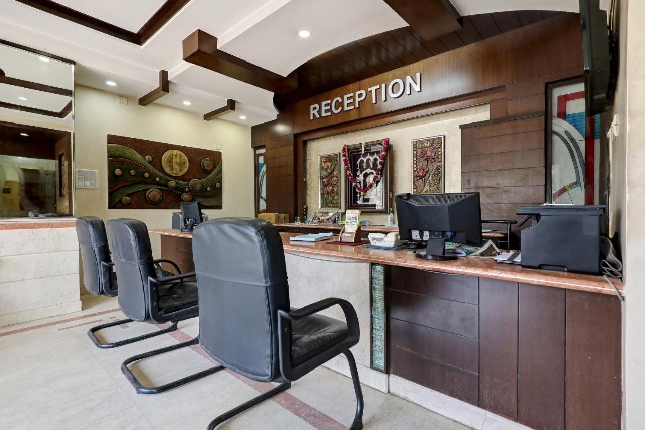 Oyo 38662 Snt Comforts Hotel 3*