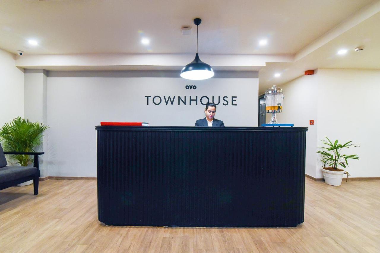 Hotel Oyo Townhouse 255 Indiranagar Double Road Bangalore