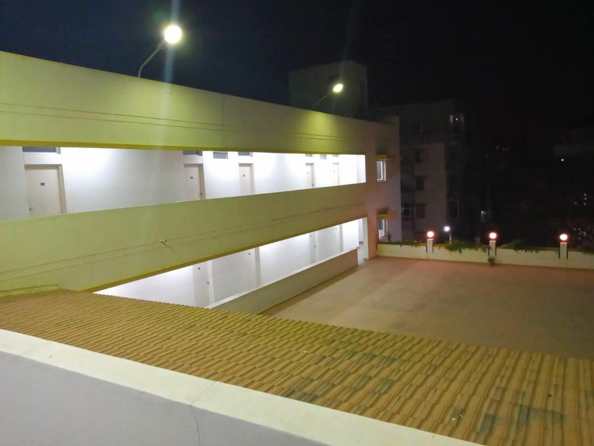 Frontier Galaxy Hotel 3*