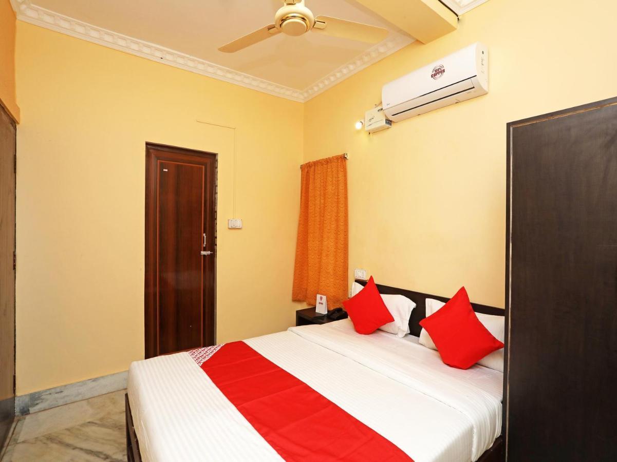 Vaccinated Staff - Oyo 72492 A K Residency 3*