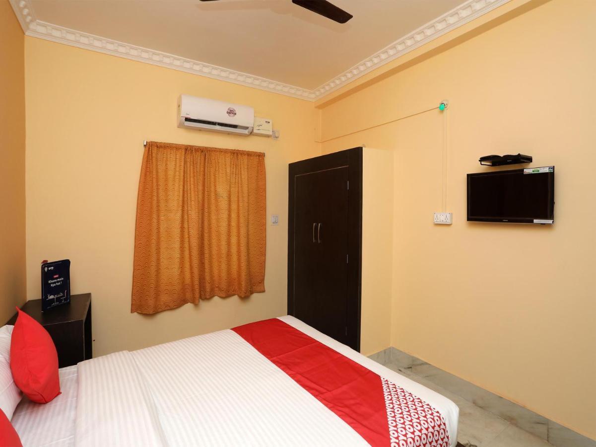 Vaccinated Staff - Oyo 72492 A K Residency 3*