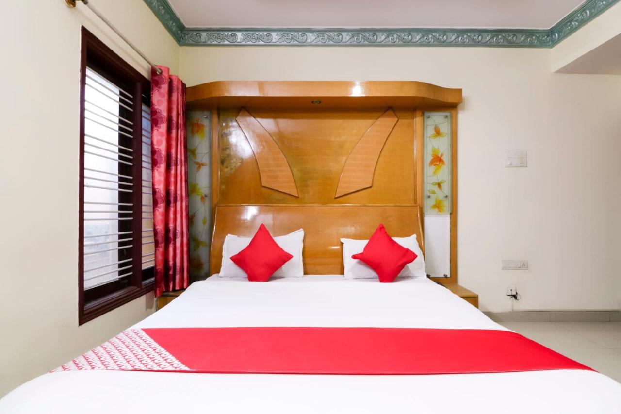 Oyo 71675 New Aishwarya Comforts 3*