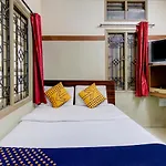 Spot On 75643 Golden Guest House