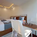 Royal N Deluxe