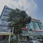 Super Collection O Indian Suites Near Sitara Restaurant