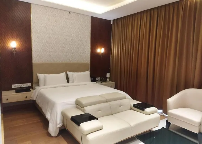 Luxury Suite - Leela Residences