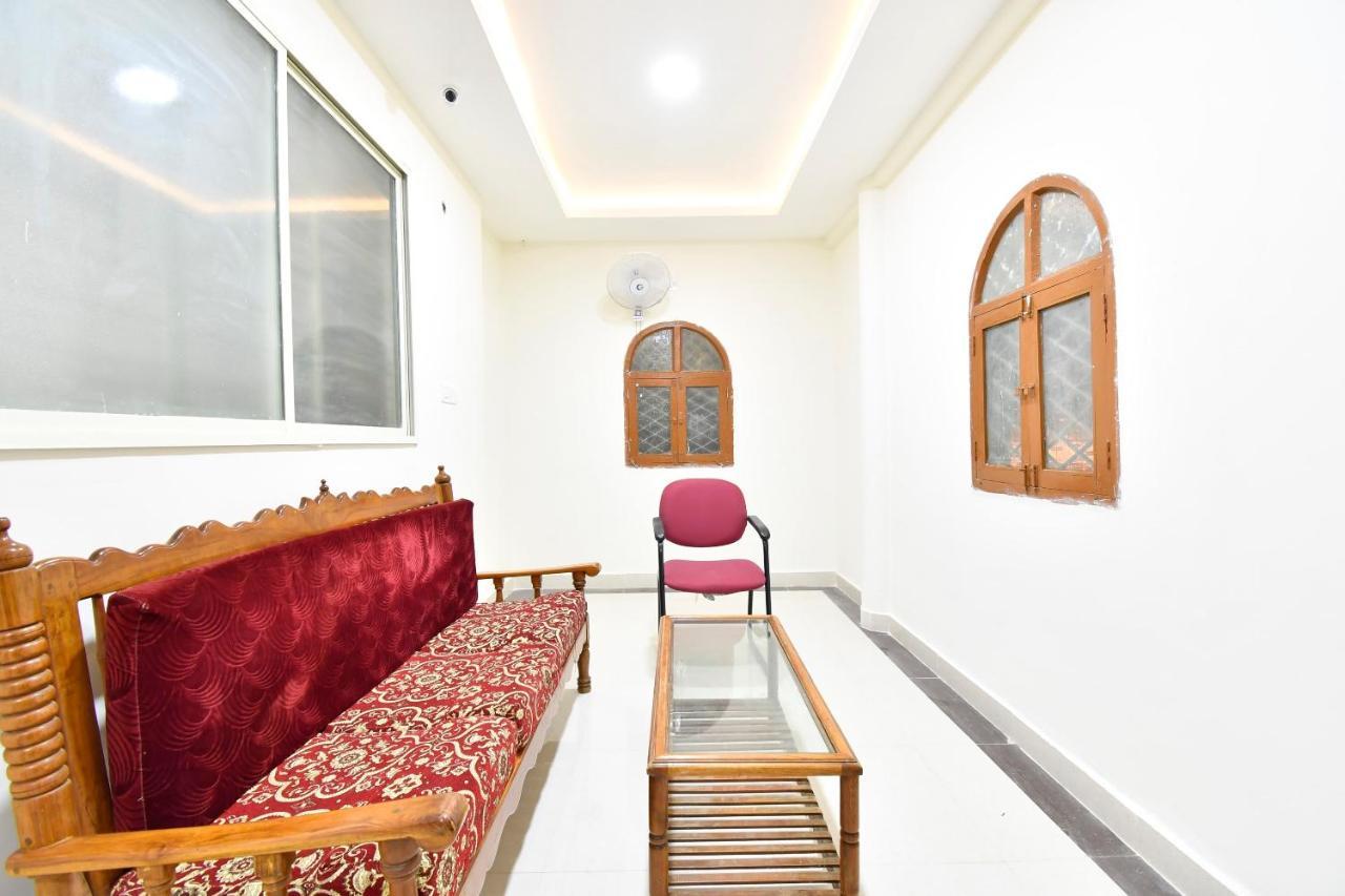 Oyo 44065 Sri Krishna Nilaya 3*