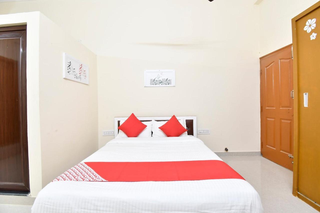 Hotel Oyo 44065 Sri Krishna Nilaya 3*