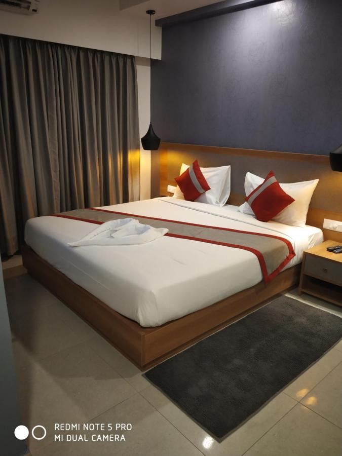 Parkwood Suites Kadubeesanahalli-fully Vaccinated Staff Hotel