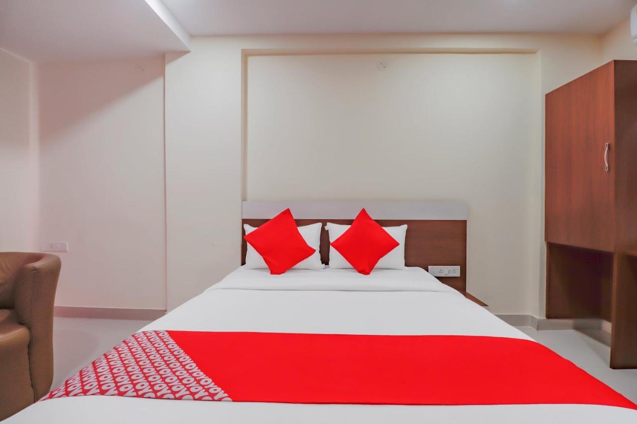 Oyo Flagship 80044 Royal Wood Deluxe Hotel Bangalore