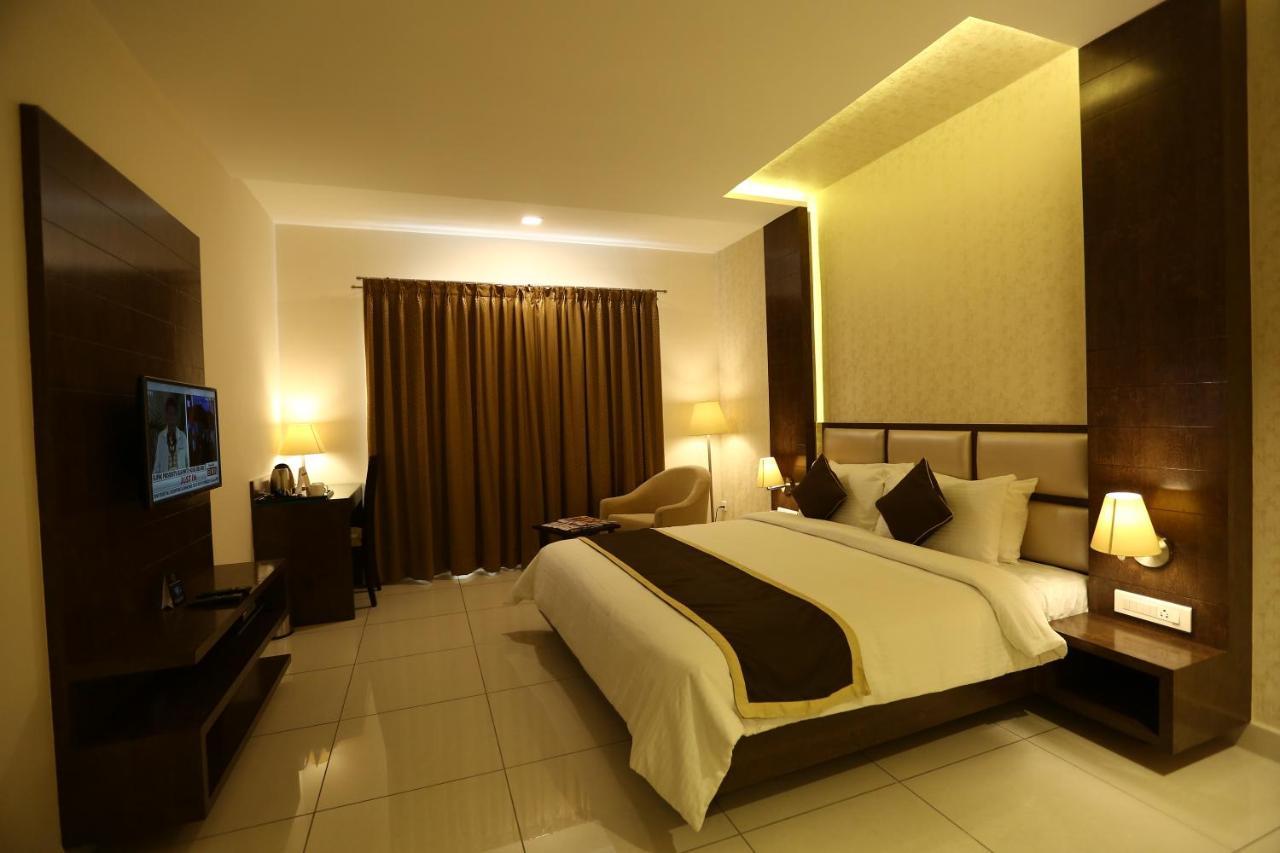 Hotel West Fort 4*
