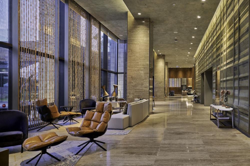 Hotel The Den,