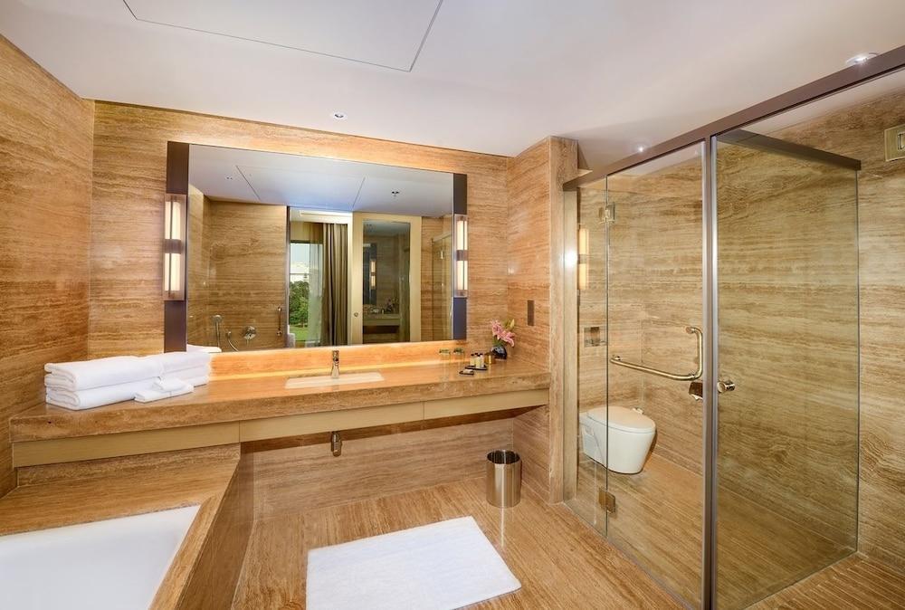 The Den, Hotel 5*
