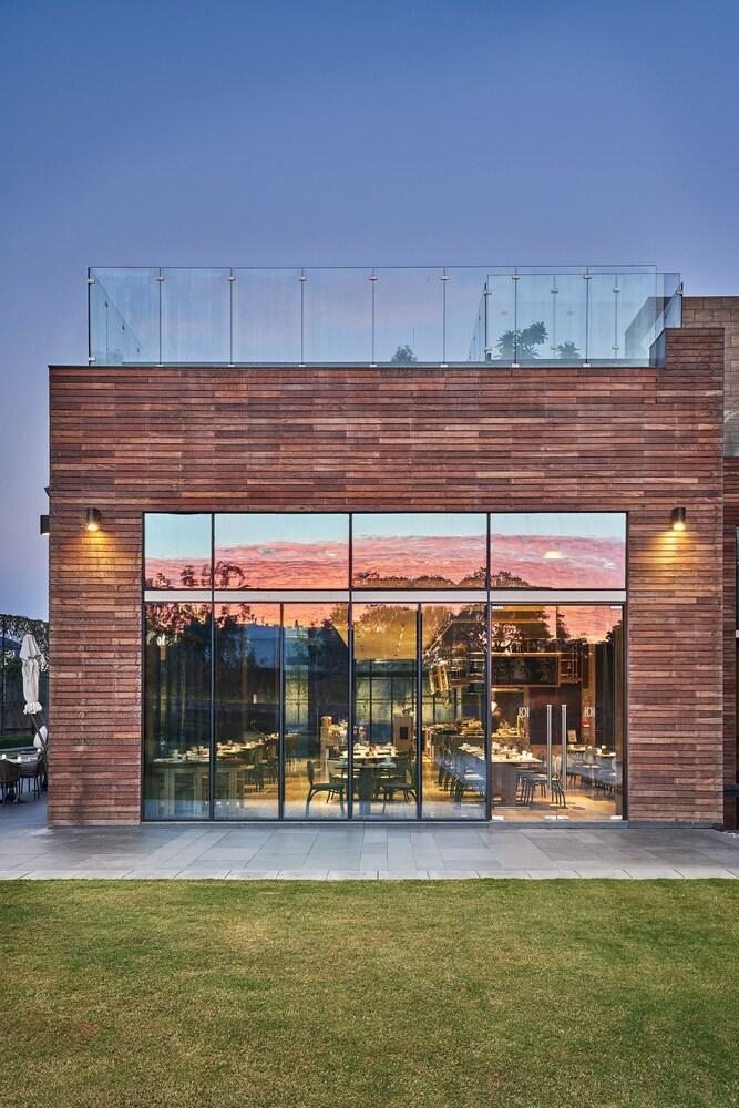 The Den, 5*