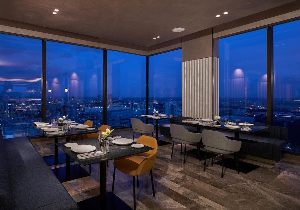 The Den, Hotel 5*