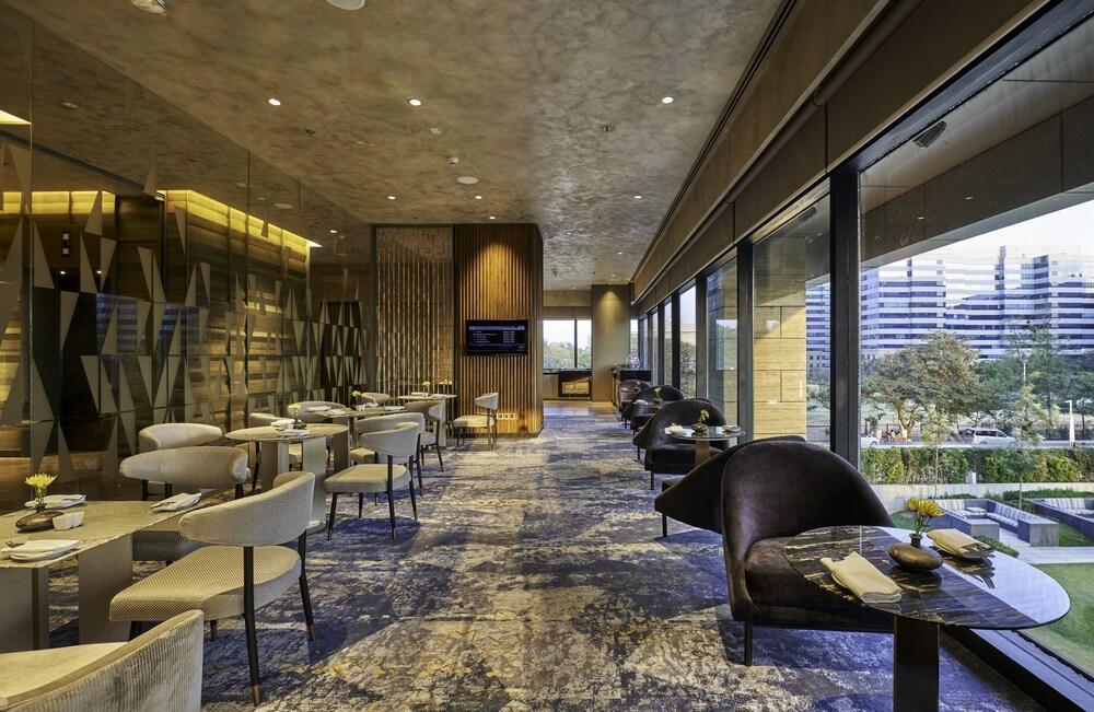 The Den, 5*
