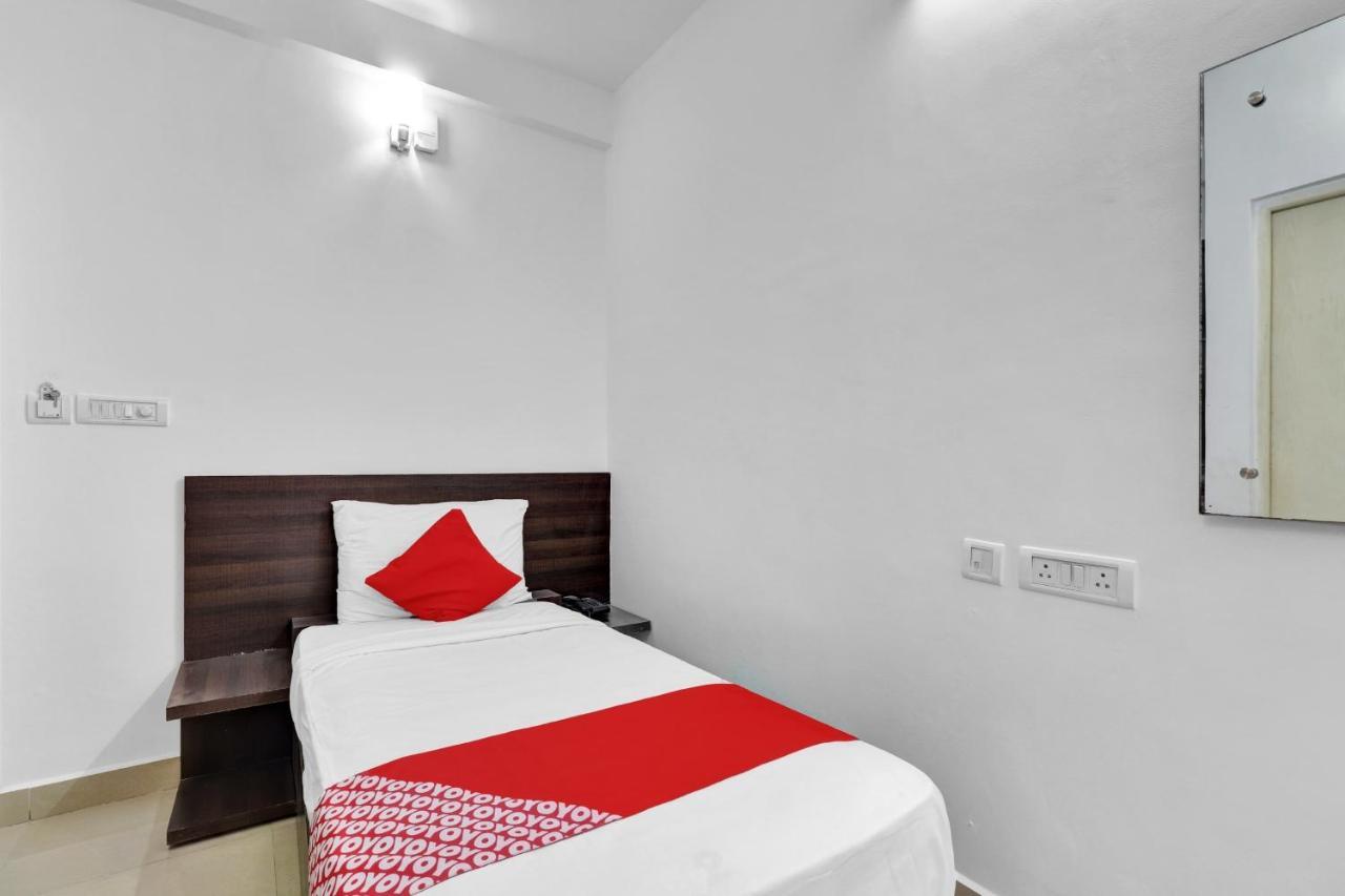 Hotel Oyo Flagship 83590 Cn Sai Comforts 3*