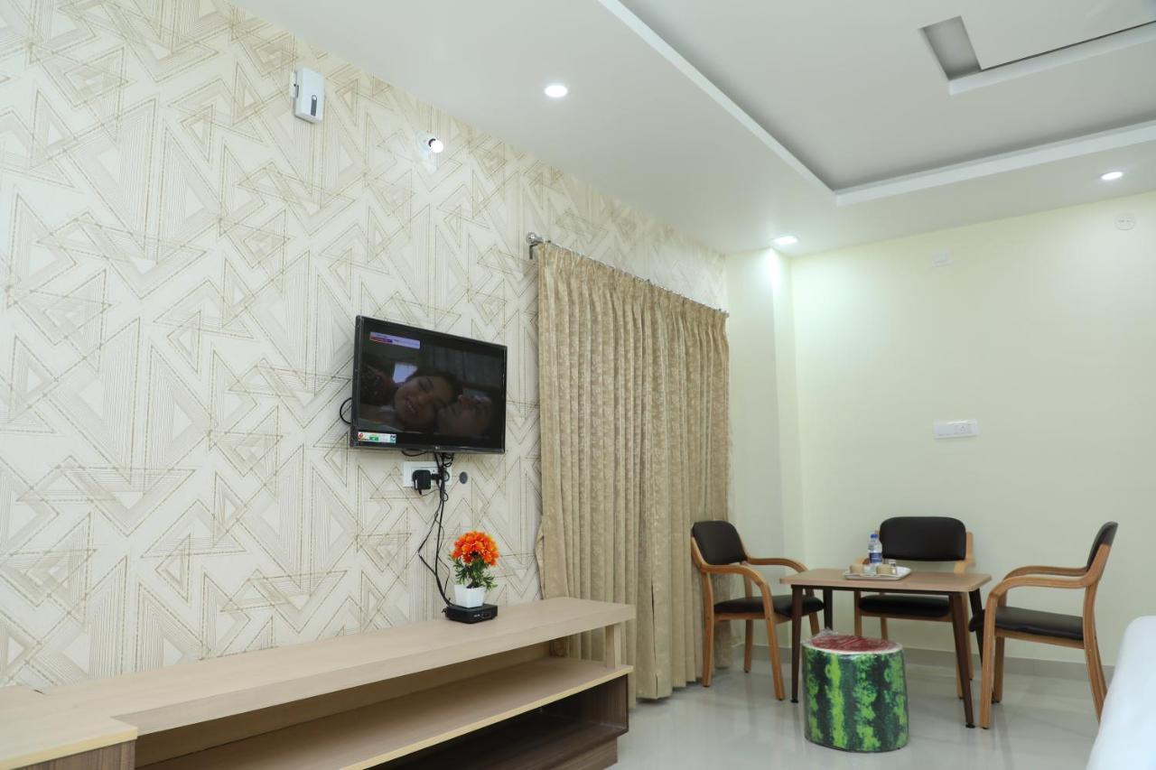Hotel 8th Mile Suites