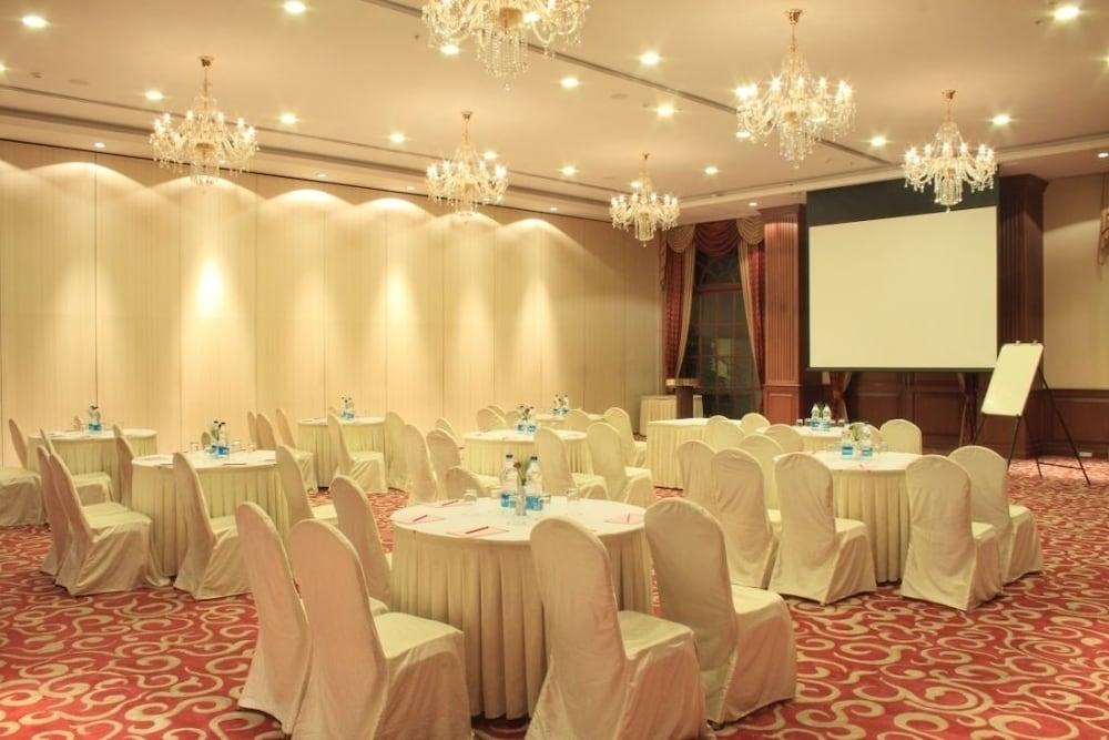 The The Grand Magrath Hotel