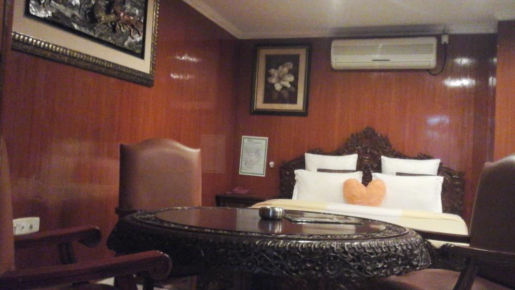 Pigeon International Hotel 3*